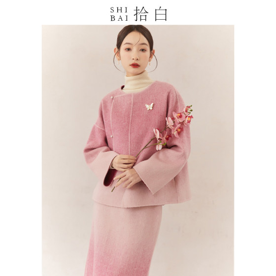 Shibai picking up new Chinese simple and high -end double -sided wool suits 2024 autumn and winter Xiaoxiang style temperament women's clothing
Shibai picking up new Chinese simple and high -end double -sided wool suits 2024 autumn and winter Xiaoxiang style temperament women's clothing