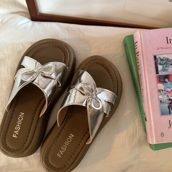Lin Xiansan genuine leather thick-soled soft beach slippers in summer new style, non-slip flops and skirt versatile for women
Lin Xiansan genuine leather thick-soled soft beach slippers in summer new style, non-slip flops and skirt versatile for women