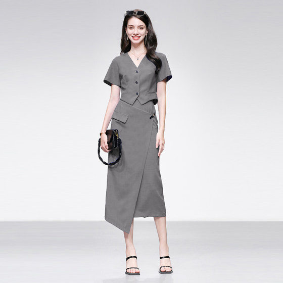 2025 summer new temperament female lead waist-hugging short top + versatile slim skirt suit
2025 summer new temperament female lead waist-hugging short top + versatile slim skirt suit
