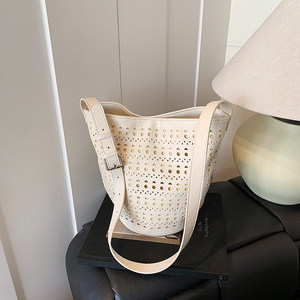 Light luxury niche bag women's 2025 new style super hot hollow bucket bag fashionable and versatile single shoulder crossbody bag 
Light luxury niche bag women's 2025 new style super hot hollow bucket bag fashionable and versatile single shoulder crossbody bag
