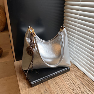 Large Capacity Bag Women's 2025 New Super Hot Commuting Tote Bag High-end Fashion Versatile Shoulder Crossbody Bag 
Large Capacity Bag Women's 2025 New Super Hot Commuting Tote Bag High-end Fashion Versatile Shoulder Crossbody Bag