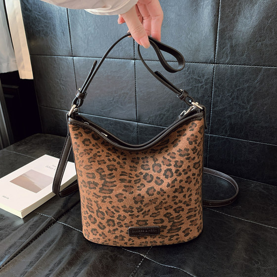 Light luxury niche bag women's 2025 new super hot style leopard print armpit bucket bag versatile single shoulder crossbody bag 
Light luxury niche bag women's 2025 new super hot style leopard print armpit bucket bag versatile single shoulder crossbody bag
