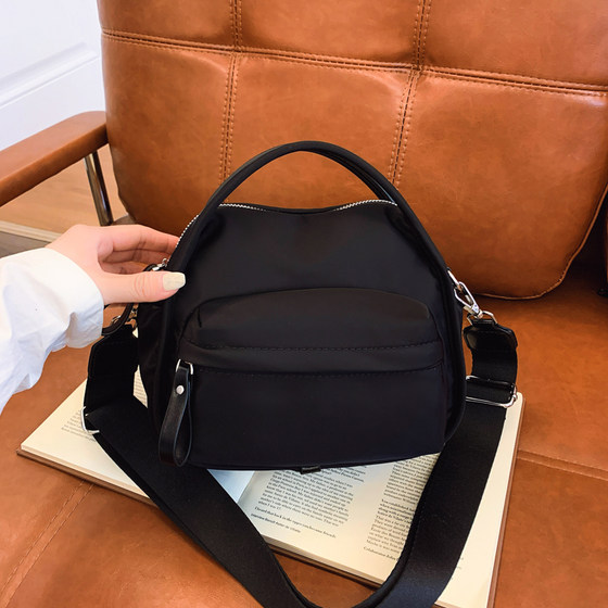 Super hot small bag for women 2025 new lightweight waterproof Oxford cloth commuting bag fashionable versatile one-shoulder crossbody bag 
Super hot small bag for women 2025 new lightweight waterproof Oxford cloth commuting bag fashionable versatile one-shoulder crossbody bag