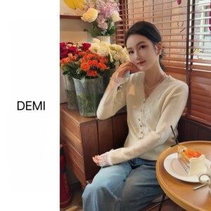 MISS RUILI customized 2025 autumn and winter new eyelash lace stitching V-neck knitted cardigan F1300 MISS RUILI customized 2025 autumn and winter new eyelash lace stitching V-neck knitted cardigan F1300