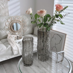 Simple Modern Living Room, Extreme Frozen Glacier Style, High-End Feel, Trendy Vase Decoration, Flower Arrangement, Roses, Fresh Flowers, Dining Table Simple Modern Living Room, Extreme Frozen Glacier Style, High-End Feel, Trendy Vase Decoration, Flower Arrangement, Roses, Fresh Flowers, Dining Table