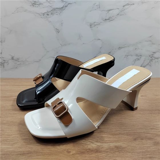 Shopping mall cabinet 34 size thick heel inner sheepskin sandals 2025 new patent leather square head flip-flops for women summer wear Shopping mall cabinet 34 size thick heel inner sheepskin sandals 2025 new patent leather square head flip-flops for women summer wear
