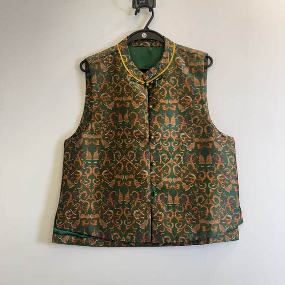 2025 summer new Chinese style round neck button green dragon and phoenix jacquard light and breathable versatile sleeveless vest
2025 summer new Chinese style round neck button green dragon and phoenix jacquard light and breathable versatile sleeveless vest