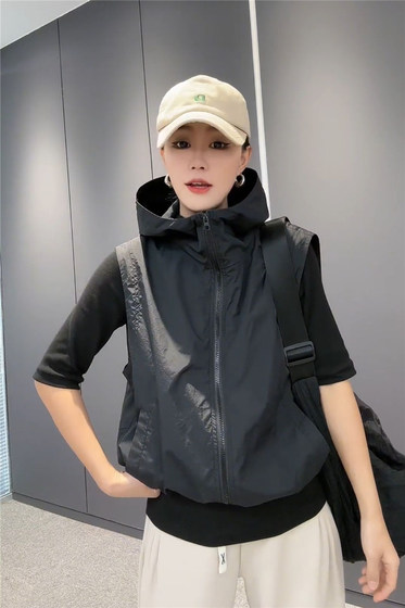 Thin vest for women, short hooded 2024 new summer horse clip short small versatile loose outer cover
Thin vest for women, short hooded 2024 new summer horse clip short small versatile loose outer cover