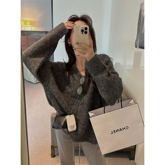 Japanese style high-end knitted sweater autumn and winter solid color letter collar loose versatile pullover women's sweater summer 2025
Japanese style high-end knitted sweater autumn and winter solid color letter collar loose versatile pullover women's sweater summer 2025