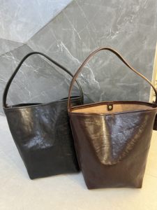 2024 new top-layer vegetable-tanned cowhide bucket bag for women's bag retro casual one-shoulder large capacity genuine leather women's bag 
2024 new top-layer vegetable-tanned cowhide bucket bag for women's bag retro casual one-shoulder large capacity genuine leather women's bag