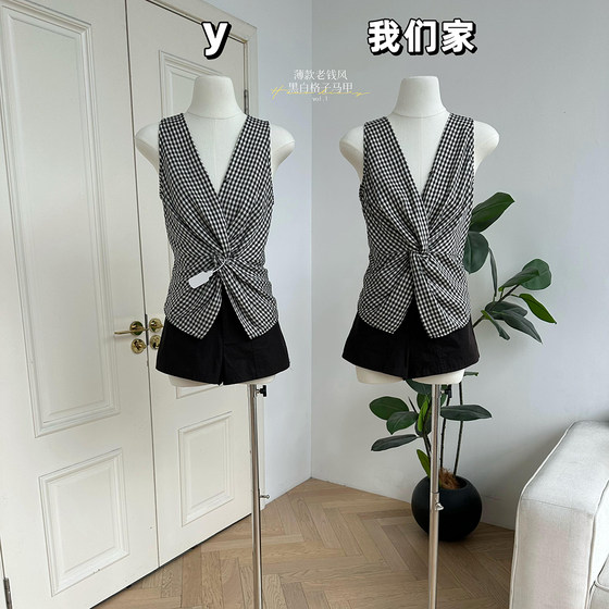 The thin old-fashioned style black and white plaid vest for women in the end of the seventh month
The thin old-fashioned style black and white plaid vest for women in the end of the seventh month