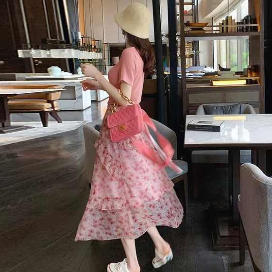 French retro ruffled slit floral skirt for women 2025 spring and summer irregular slim mid-length chiffon skirt
French retro ruffled slit floral skirt for women 2025 spring and summer irregular slim mid-length chiffon skirt
