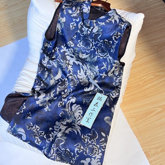 705 Chinese style blue and white porcelain sleeveless vest skirt Xiangyun old material-bust 96-clothes length 80
705 Chinese style blue and white porcelain sleeveless vest skirt Xiangyun old material-bust 96-clothes length 80