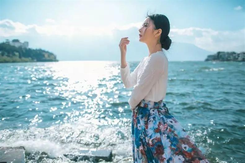 摄影干货 | 摄影师分享海边人像摄影小技巧-长沙SEO霜天