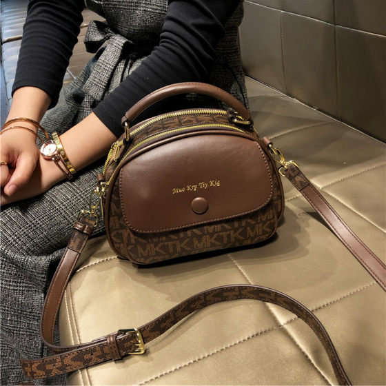 Hong Kong genuine women's bag 2025 new design stylish small round handbag genuine leather crossbody shoulder bag 
Hong Kong genuine women's bag 2025 new design stylish small round handbag genuine leather crossbody shoulder bag