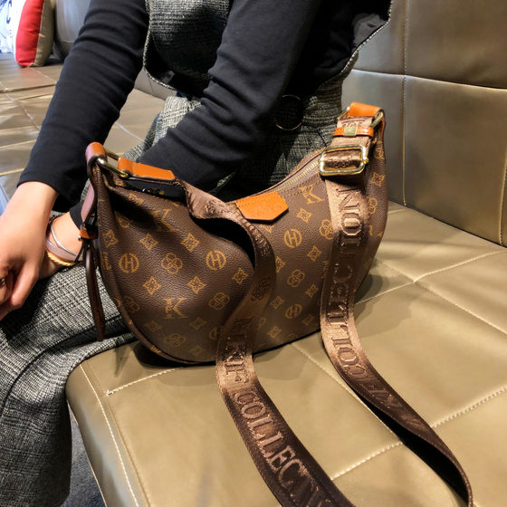 Hong Kong brand bag women's 2025 new trendy fashion commuter crossbody bag large capacity genuine leather shoulder dumpling bag 
Hong Kong brand bag women's 2025 new trendy fashion commuter crossbody bag large capacity genuine leather shoulder dumpling bag