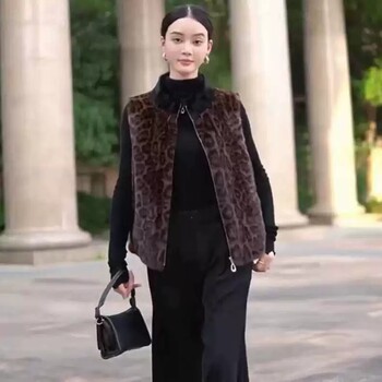Fur vest women's mink vest 2025 new fur integrated vest winter short fashion leopard print vest 
Fur vest women's mink vest 2025 new fur integrated vest winter short fashion leopard print vest