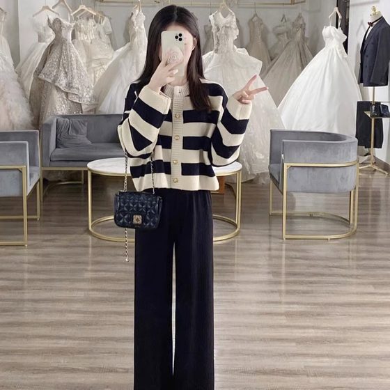Fashion suit autumn and winter new Korean style college style striped knitted sweater top + wide-leg pants two-piece set
Fashion suit autumn and winter new Korean style college style striped knitted sweater top + wide-leg pants two-piece set