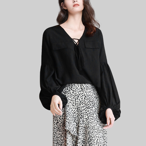 Lantern sleeve shirt for women 2025 autumn French design sense V-neck temperament shirt short black retro top ins
Lantern sleeve shirt for women 2025 autumn French design sense V-neck temperament shirt short black retro top ins