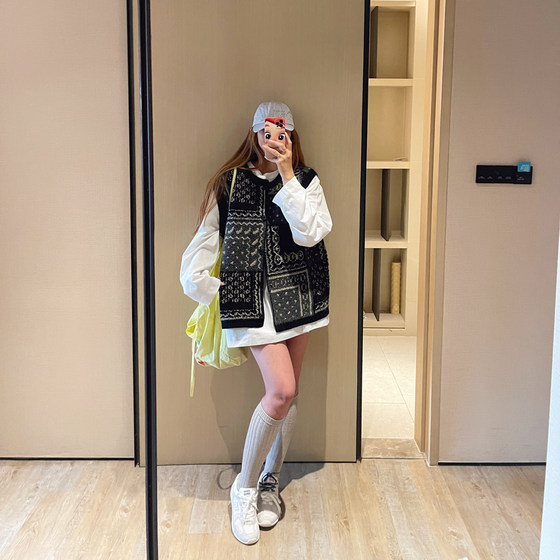 KOGIRL spring new Korean Dongdaemen retro jacquard silhouette loose slim wool knitted vest for women
KOGIRL spring new Korean Dongdaemen retro jacquard silhouette loose slim wool knitted vest for women