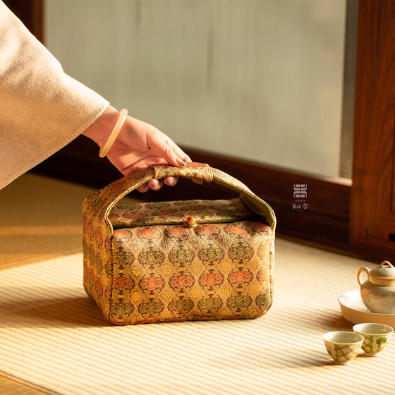 Zhishe Gold Weaving Ruyi Lotus Pattern Travel Bag Teapot Cup Storage Bag Handmade Brocade Chinese Retro Clothing Bag
Zhishe Gold Weaving Ruyi Lotus Pattern Travel Bag Teapot Cup Storage Bag Handmade Brocade Chinese Retro Clothing Bag
