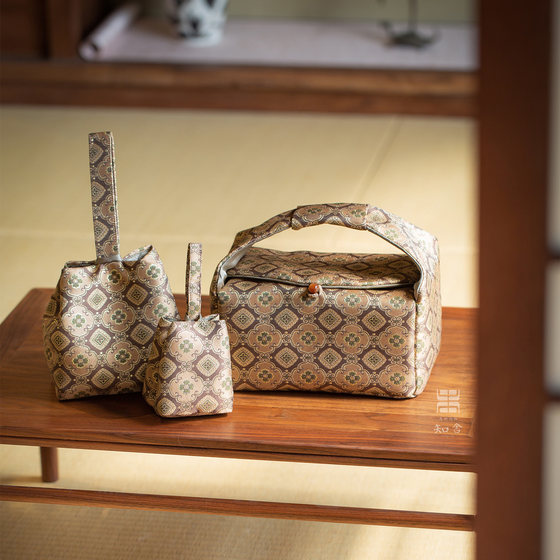 Anping Ruyi Cup Bag, Pot Bag, Travel Bag, New Chinese Style Retro Palace Style Handmade Cotton Shockproof Storage Bag
Anping Ruyi Cup Bag, Pot Bag, Travel Bag, New Chinese Style Retro Palace Style Handmade Cotton Shockproof Storage Bag