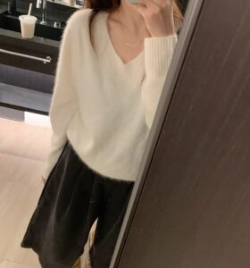 Spot 2025 new Korean version loose, slim and versatile V-neck long-sleeved sweater women's sweater top 
Spot 2025 new Korean version loose, slim and versatile V-neck long-sleeved sweater women's sweater top