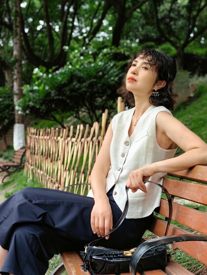 Green sleeves retro old money small short vest 2024 summer new tentacle linen slim V-neck vest layered
Green sleeves retro old money small short vest 2024 summer new tentacle linen slim V-neck vest layered