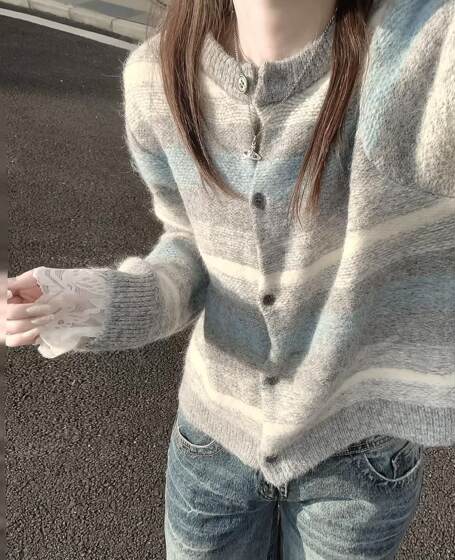 2025 new cardigan clothes for women autumn and spring retro mixed color strips French knitted sweater lazy coat top
2025 new cardigan clothes for women autumn and spring retro mixed color strips French knitted sweater lazy coat top