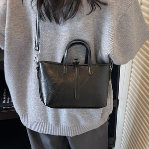 Simple and versatile exquisite and fashionable leather one-shoulder crossbody exquisite new 2025 autumn women's hand bucket bag 
Simple and versatile exquisite and fashionable leather one-shoulder crossbody exquisite new 2025 autumn women's hand bucket bag