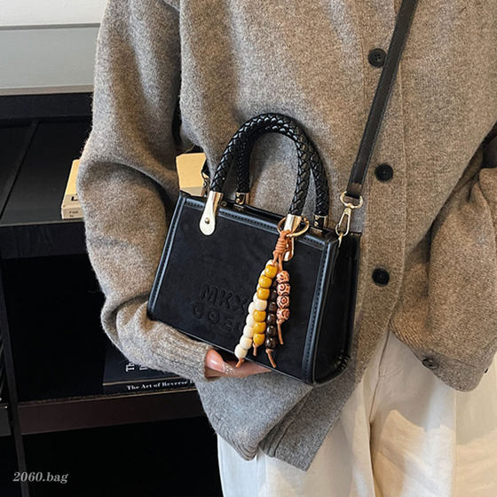 Korean style, fashionable, sophisticated, high-end, versatile, 2025 autumn and winter women's shoulder hand-held crossbody bag 
Korean style, fashionable, sophisticated, high-end, versatile, 2025 autumn and winter women's shoulder hand-held crossbody bag