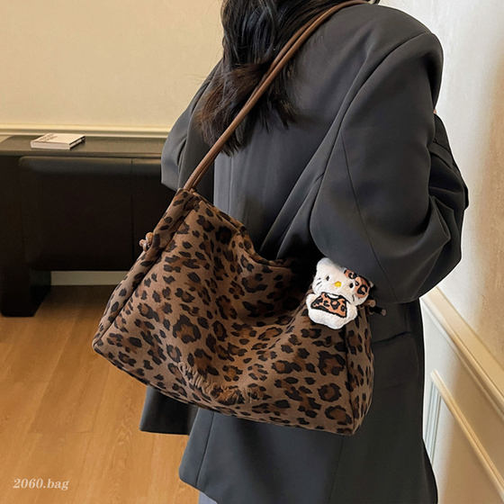 Korean casual, versatile, simple, leopard print, stylish design, one-shoulder portable, new 2025 autumn and winter women's tote bag 
Korean casual, versatile, simple, leopard print, stylish design, one-shoulder portable, new 2025 autumn and winter women's tote bag
