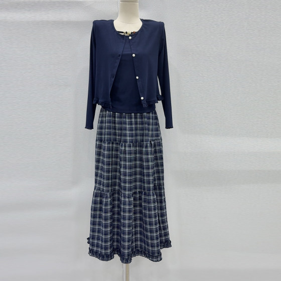 Long-sleeved cardigan + suspender + plaid skirt three-piece autumn retro slimming and age-reducing design fashion suit
Long-sleeved cardigan + suspender + plaid skirt three-piece autumn retro slimming and age-reducing design fashion suit