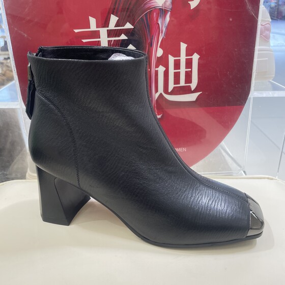Brand cowhide genuine leather women's shoes 2025 autumn new genuine leather square heel square toe fashion boots soft leather high heel short boots for women
Brand cowhide genuine leather women's shoes 2025 autumn new genuine leather square heel square toe fashion boots soft leather high heel short boots for women