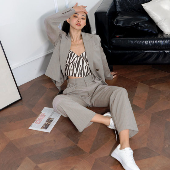 Suit jacket for women with niche design sense spring new fashionable temperament short casual high-end suit
Suit jacket for women with niche design sense spring new fashionable temperament short casual high-end suit