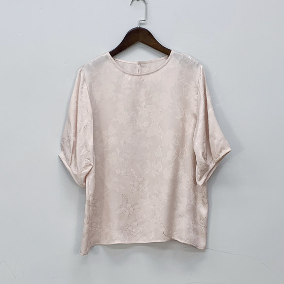 What a gentle light pink silk flower full basket mid-sleeved T-shirt mulberry silk pumpkin sleeve top for women in summer
What a gentle light pink silk flower full basket mid-sleeved T-shirt mulberry silk pumpkin sleeve top for women in summer