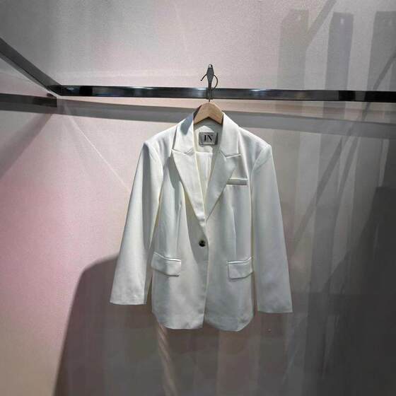 Kier series European and American style 22 summer new women's white blend slim suit jacket 6381
Kier series European and American style 22 summer new women's white blend slim suit jacket 6381