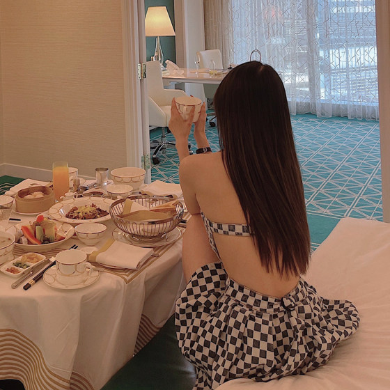 Bear House halter neck and backless top + hollowed-out pleated skirt chess board plaid miniskirt
Bear House halter neck and backless top + hollowed-out pleated skirt chess board plaid miniskirt