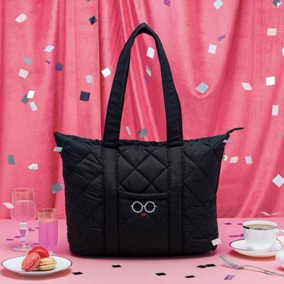 Japanese new autumn and winter large-capacity handbag cute dog cartoon travel quilted quilted shopping shoulder bag
Japanese new autumn and winter large-capacity handbag cute dog cartoon travel quilted quilted shopping shoulder bag
