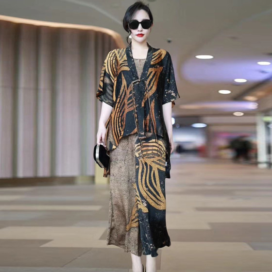 Mulberry silk three-piece set Chinese style 2025 summer new silk loose high-end large size 200*0.5kg fashion set
Mulberry silk three-piece set Chinese style 2025 summer new silk loose high-end large size 200*0.5kg fashion set