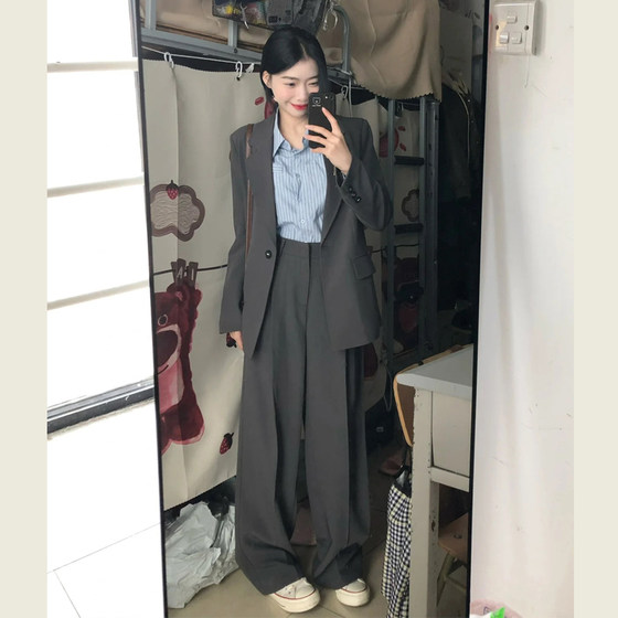 Korean gray loose slim suit jacket for women in spring and autumn new retro simple commuting versatile suit top
Korean gray loose slim suit jacket for women in spring and autumn new retro simple commuting versatile suit top