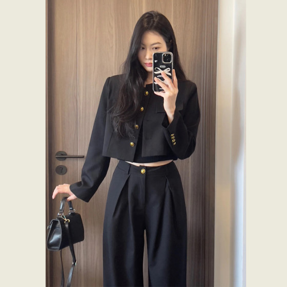 Temperament suit for women in spring and autumn new fashionable black short blazer top high waist straight pants two-piece set
Temperament suit for women in spring and autumn new fashionable black short blazer top high waist straight pants two-piece set