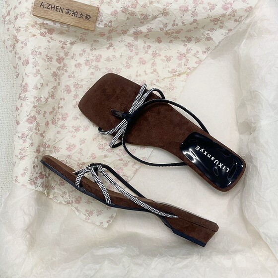 French wedge-shaped slippers for women in summer wear 2025 new elegant and beautiful thin strap clip toe clip slippers
French wedge-shaped slippers for women in summer wear 2025 new elegant and beautiful thin strap clip toe clip slippers