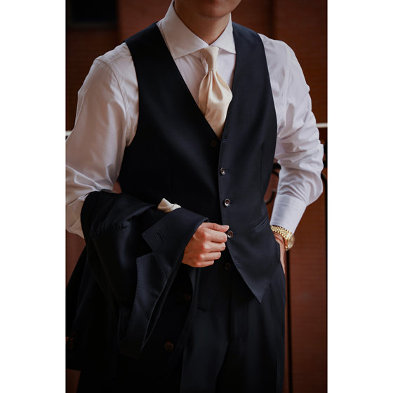 UGENTLE Men's Clothing Brand Midnight Blue Three-Piece Set Gentleman 5-Piece Single Row V-neck High Waist Vest
UGENTLE Men's Clothing Brand Midnight Blue Three-Piece Set Gentleman 5-Piece Single Row V-neck High Waist Vest
