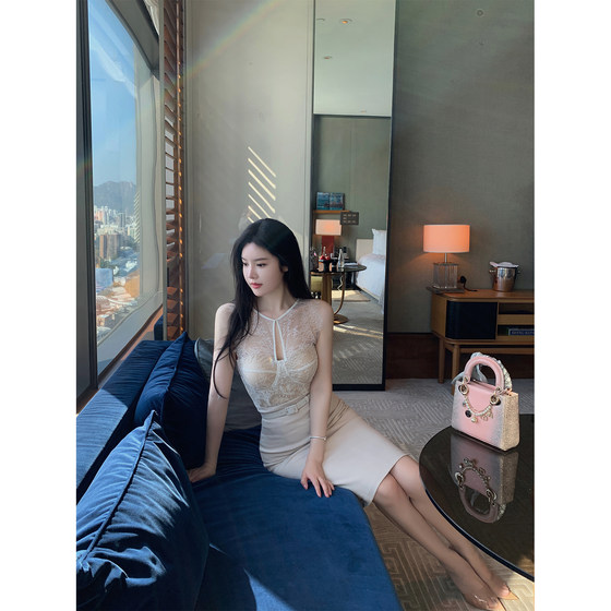 THE SWAN Sihuang Light Luxury, who is in charge of the beautiful woman, round neck lace top + skirt shooting suit
THE SWAN Sihuang Light Luxury, who is in charge of the beautiful woman, round neck lace top + skirt shooting suit
