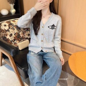 2025 Western Queen Saturn Haute Couture Autumn and Winter New Casual Simple Versatile Single Breasted V Neck Long Sleeve Knitted Open 
2025 Western Queen Saturn Haute Couture Autumn and Winter New Casual Simple Versatile Single Breasted V Neck Long Sleeve Knitted Open