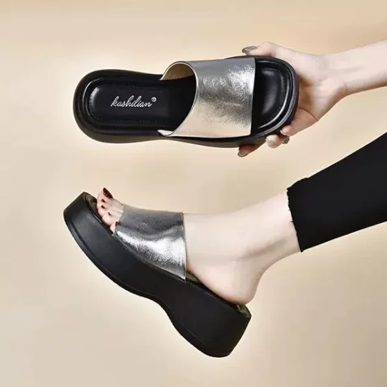 Internet celebrity thick-soled silver flip-flops for women in summer wear 2025 wedge sandals for vacation beach Roman sandals
Internet celebrity thick-soled silver flip-flops for women in summer wear 2025 wedge sandals for vacation beach Roman sandals