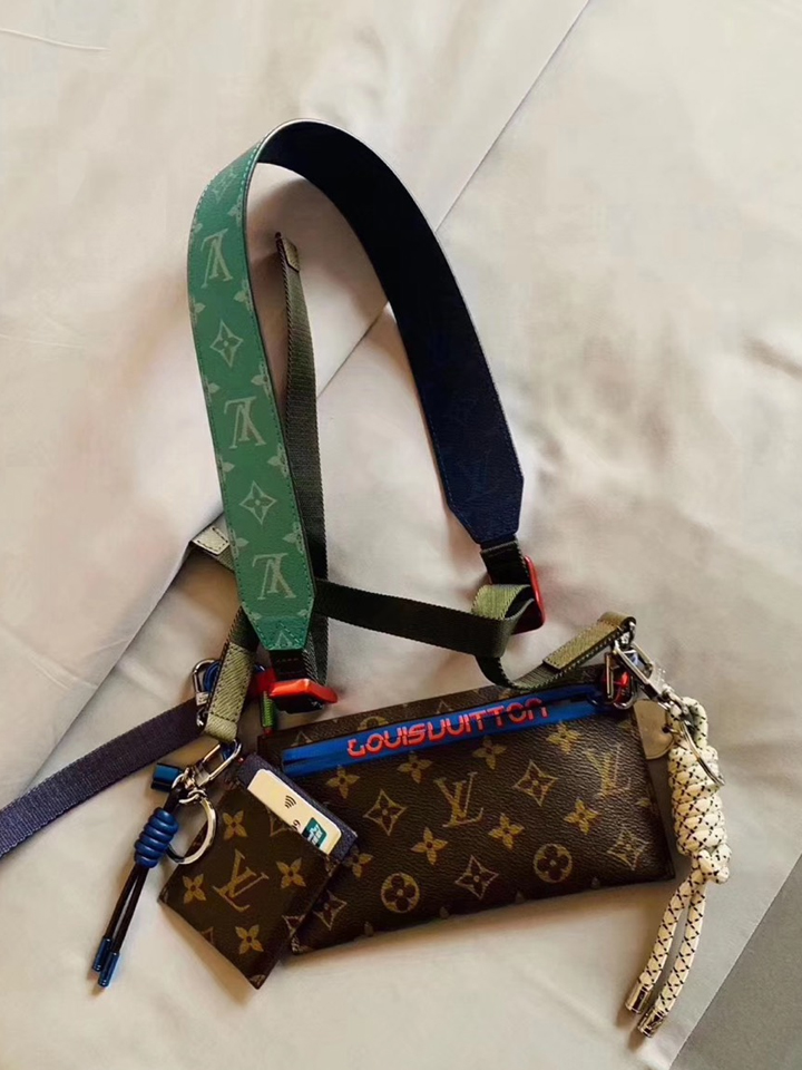 LV 电光蓝双面满Logo肩带 LV 电光蓝双面满Logo肩带