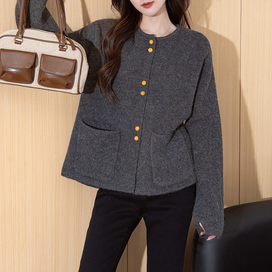 Tang Shi 2025 autumn and winter sweater cardigan for women's temperament simple and versatile round neck knitted jacket spring and autumn high-end feeling makes you look thin
Tang Shi 2025 autumn and winter sweater cardigan for women's temperament simple and versatile round neck knitted jacket spring and autumn high-end feeling makes you look thin