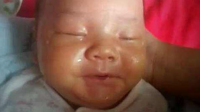 婆婆偷偷用母乳给宝宝洗脸，结果哭了